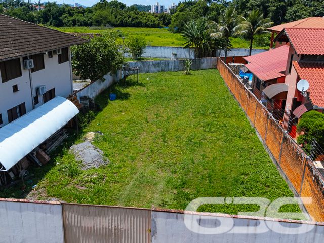 BAIRRO BUCAREIN – TERRENO PLANO E PRONTO PARA CONSTRUIR!
Descubra o potencial deste terreno de 495m², localizado no bairro Bucarein, uma área em pleno desenvolvimento e com grande potencial de valorização. Este terreno plano e regular é a tela em branco perfeita para construir a casa dos seus sonhos ou um investimento imobiliário lucrativo.
O terreno está totalmente preparado para iniciar a construção, já murado e limpo, com uma rua asfaltada que garante fácil acesso. Sua localização no bairro Bucarein oferece uma combinação ideal de tranquilidade residencial e proximidade a diversas comodidades urbanas, incluindo escolas, supermercados e áreas de lazer.
Este terreno representa uma oportunidade rara de investir em um dos bairros mais promissores da região, ideal para quem busca um local seguro e tranquilo para construir ou investir.
A 636 Negócios Imobiliários, com mais de 30 anos de experiência no mercado imobiliário, está à disposição para ajudá-lo a realizar seu projeto de vida ou investimento. Entre em contato conosco pelo telefone: (47) 3451-0636 ou WhatsApp: (47) 99190-0636.
Este e outros milhares de imóveis no site: i636.com.br