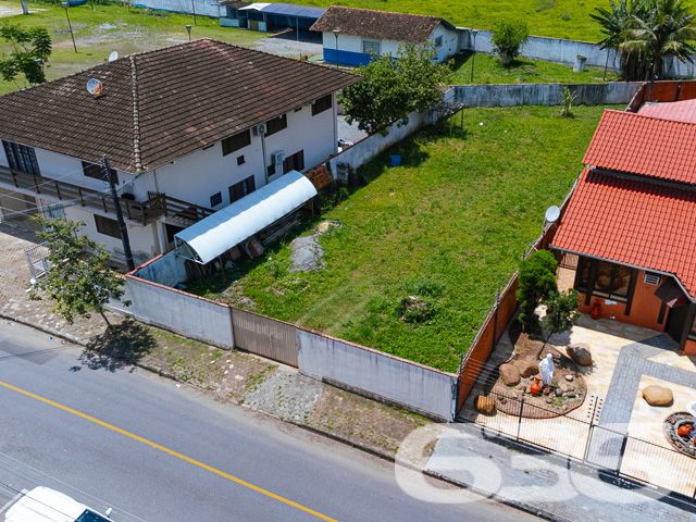 BAIRRO BUCAREIN – TERRENO PLANO E PRONTO PARA CONSTRUIR!
Descubra o potencial deste terreno de 495m², localizado no bairro Bucarein, uma área em pleno desenvolvimento e com grande potencial de valorização. Este terreno plano e regular é a tela em branco perfeita para construir a casa dos seus sonhos ou um investimento imobiliário lucrativo.
O terreno está totalmente preparado para iniciar a construção, já murado e limpo, com uma rua asfaltada que garante fácil acesso. Sua localização no bairro Bucarein oferece uma combinação ideal de tranquilidade residencial e proximidade a diversas comodidades urbanas, incluindo escolas, supermercados e áreas de lazer.
Este terreno representa uma oportunidade rara de investir em um dos bairros mais promissores da região, ideal para quem busca um local seguro e tranquilo para construir ou investir.
A 636 Negócios Imobiliários, com mais de 30 anos de experiência no mercado imobiliário, está à disposição para ajudá-lo a realizar seu projeto de vida ou investimento. Entre em contato conosco pelo telefone: (47) 3451-0636 ou WhatsApp: (47) 99190-0636.
Este e outros milhares de imóveis no site: i636.com.br