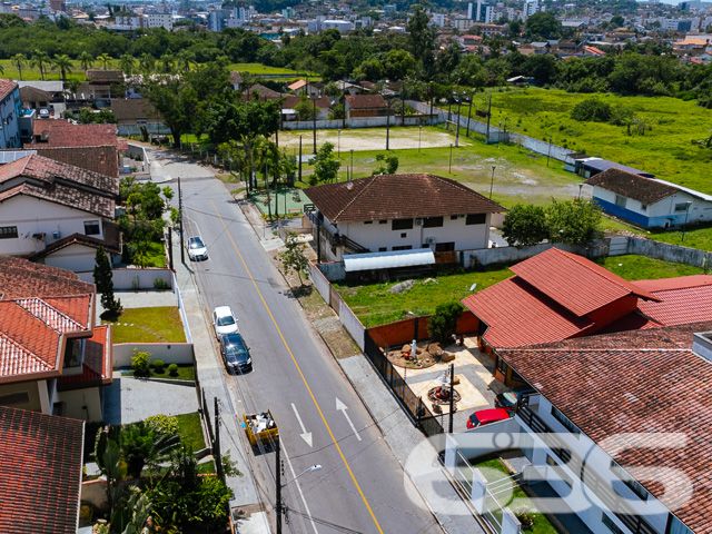 BAIRRO BUCAREIN – TERRENO PLANO E PRONTO PARA CONSTRUIR!
Descubra o potencial deste terreno de 495m², localizado no bairro Bucarein, uma área em pleno desenvolvimento e com grande potencial de valorização. Este terreno plano e regular é a tela em branco perfeita para construir a casa dos seus sonhos ou um investimento imobiliário lucrativo.
O terreno está totalmente preparado para iniciar a construção, já murado e limpo, com uma rua asfaltada que garante fácil acesso. Sua localização no bairro Bucarein oferece uma combinação ideal de tranquilidade residencial e proximidade a diversas comodidades urbanas, incluindo escolas, supermercados e áreas de lazer.
Este terreno representa uma oportunidade rara de investir em um dos bairros mais promissores da região, ideal para quem busca um local seguro e tranquilo para construir ou investir.
A 636 Negócios Imobiliários, com mais de 30 anos de experiência no mercado imobiliário, está à disposição para ajudá-lo a realizar seu projeto de vida ou investimento. Entre em contato conosco pelo telefone: (47) 3451-0636 ou WhatsApp: (47) 99190-0636.
Este e outros milhares de imóveis no site: i636.com.br