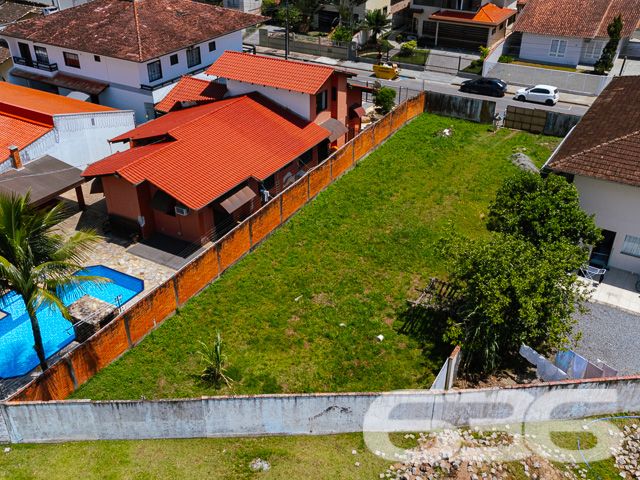 BAIRRO BUCAREIN – TERRENO PLANO E PRONTO PARA CONSTRUIR!
Descubra o potencial deste terreno de 495m², localizado no bairro Bucarein, uma área em pleno desenvolvimento e com grande potencial de valorização. Este terreno plano e regular é a tela em branco perfeita para construir a casa dos seus sonhos ou um investimento imobiliário lucrativo.
O terreno está totalmente preparado para iniciar a construção, já murado e limpo, com uma rua asfaltada que garante fácil acesso. Sua localização no bairro Bucarein oferece uma combinação ideal de tranquilidade residencial e proximidade a diversas comodidades urbanas, incluindo escolas, supermercados e áreas de lazer.
Este terreno representa uma oportunidade rara de investir em um dos bairros mais promissores da região, ideal para quem busca um local seguro e tranquilo para construir ou investir.
A 636 Negócios Imobiliários, com mais de 30 anos de experiência no mercado imobiliário, está à disposição para ajudá-lo a realizar seu projeto de vida ou investimento. Entre em contato conosco pelo telefone: (47) 3451-0636 ou WhatsApp: (47) 99190-0636.
Este e outros milhares de imóveis no site: i636.com.br