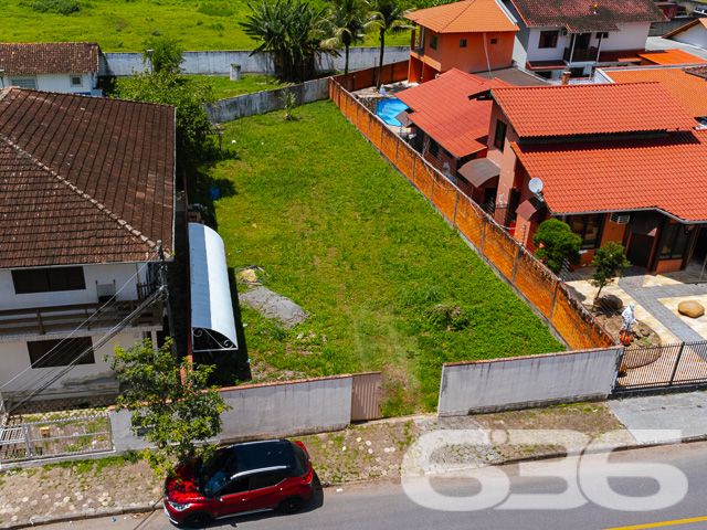 BAIRRO BUCAREIN – TERRENO PLANO E PRONTO PARA CONSTRUIR!
Descubra o potencial deste terreno de 495m², localizado no bairro Bucarein, uma área em pleno desenvolvimento e com grande potencial de valorização. Este terreno plano e regular é a tela em branco perfeita para construir a casa dos seus sonhos ou um investimento imobiliário lucrativo.
O terreno está totalmente preparado para iniciar a construção, já murado e limpo, com uma rua asfaltada que garante fácil acesso. Sua localização no bairro Bucarein oferece uma combinação ideal de tranquilidade residencial e proximidade a diversas comodidades urbanas, incluindo escolas, supermercados e áreas de lazer.
Este terreno representa uma oportunidade rara de investir em um dos bairros mais promissores da região, ideal para quem busca um local seguro e tranquilo para construir ou investir.
A 636 Negócios Imobiliários, com mais de 30 anos de experiência no mercado imobiliário, está à disposição para ajudá-lo a realizar seu projeto de vida ou investimento. Entre em contato conosco pelo telefone: (47) 3451-0636 ou WhatsApp: (47) 99190-0636.
Este e outros milhares de imóveis no site: i636.com.br
