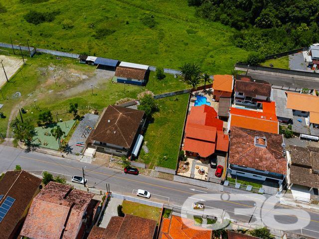 BAIRRO BUCAREIN – TERRENO PLANO E PRONTO PARA CONSTRUIR!
Descubra o potencial deste terreno de 495m², localizado no bairro Bucarein, uma área em pleno desenvolvimento e com grande potencial de valorização. Este terreno plano e regular é a tela em branco perfeita para construir a casa dos seus sonhos ou um investimento imobiliário lucrativo.
O terreno está totalmente preparado para iniciar a construção, já murado e limpo, com uma rua asfaltada que garante fácil acesso. Sua localização no bairro Bucarein oferece uma combinação ideal de tranquilidade residencial e proximidade a diversas comodidades urbanas, incluindo escolas, supermercados e áreas de lazer.
Este terreno representa uma oportunidade rara de investir em um dos bairros mais promissores da região, ideal para quem busca um local seguro e tranquilo para construir ou investir.
A 636 Negócios Imobiliários, com mais de 30 anos de experiência no mercado imobiliário, está à disposição para ajudá-lo a realizar seu projeto de vida ou investimento. Entre em contato conosco pelo telefone: (47) 3451-0636 ou WhatsApp: (47) 99190-0636.
Este e outros milhares de imóveis no site: i636.com.br