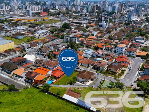 BAIRRO BUCAREIN – TERRENO PLANO E PRONTO PARA CONSTRUIR!
Descubra o potencial deste terreno de 495m², localizado no bairro Bucarein, uma área em pleno desenvolvimento e com grande potencial de valorização. Este terreno plano e regular é a tela em branco perfeita para construir a casa dos seus sonhos ou um investimento imobiliário lucrativo.
O terreno está totalmente preparado para iniciar a construção, já murado e limpo, com uma rua asfaltada que garante fácil acesso. Sua localização no bairro Bucarein oferece uma combinação ideal de tranquilidade residencial e proximidade a diversas comodidades urbanas, incluindo escolas, supermercados e áreas de lazer.
Este terreno representa uma oportunidade rara de investir em um dos bairros mais promissores da região, ideal para quem busca um local seguro e tranquilo para construir ou investir.
A 636 Negócios Imobiliários, com mais de 30 anos de experiência no mercado imobiliário, está à disposição para ajudá-lo a realizar seu projeto de vida ou investimento. Entre em contato conosco pelo telefone: (47) 3451-0636 ou WhatsApp: (47) 99190-0636.
Este e outros milhares de imóveis no site: i636.com.br