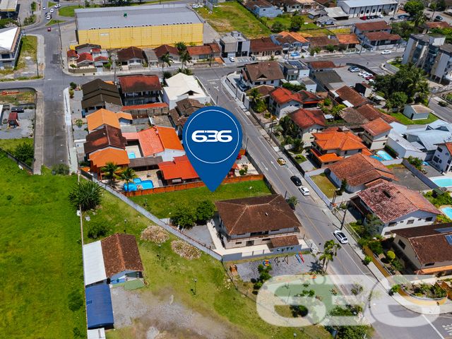 BAIRRO BUCAREIN – TERRENO PLANO E PRONTO PARA CONSTRUIR!
Descubra o potencial deste terreno de 495m², localizado no bairro Bucarein, uma área em pleno desenvolvimento e com grande potencial de valorização. Este terreno plano e regular é a tela em branco perfeita para construir a casa dos seus sonhos ou um investimento imobiliário lucrativo.
O terreno está totalmente preparado para iniciar a construção, já murado e limpo, com uma rua asfaltada que garante fácil acesso. Sua localização no bairro Bucarein oferece uma combinação ideal de tranquilidade residencial e proximidade a diversas comodidades urbanas, incluindo escolas, supermercados e áreas de lazer.
Este terreno representa uma oportunidade rara de investir em um dos bairros mais promissores da região, ideal para quem busca um local seguro e tranquilo para construir ou investir.
A 636 Negócios Imobiliários, com mais de 30 anos de experiência no mercado imobiliário, está à disposição para ajudá-lo a realizar seu projeto de vida ou investimento. Entre em contato conosco pelo telefone: (47) 3451-0636 ou WhatsApp: (47) 99190-0636.
Este e outros milhares de imóveis no site: i636.com.br