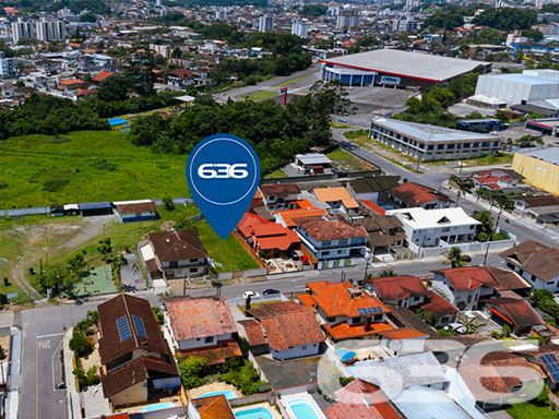 BAIRRO BUCAREIN – TERRENO PLANO E PRONTO PARA CONSTRUIR!
Descubra o potencial deste terreno de 495m², localizado no bairro Bucarein, uma área em pleno desenvolvimento e com grande potencial de valorização. Este terreno plano e regular é a tela em branco perfeita para construir a casa dos seus sonhos ou um investimento imobiliário lucrativo.
O terreno está totalmente preparado para iniciar a construção, já murado e limpo, com uma rua asfaltada que garante fácil acesso. Sua localização no bairro Bucarein oferece uma combinação ideal de tranquilidade residencial e proximidade a diversas comodidades urbanas, incluindo escolas, supermercados e áreas de lazer.
Este terreno representa uma oportunidade rara de investir em um dos bairros mais promissores da região, ideal para quem busca um local seguro e tranquilo para construir ou investir.
A 636 Negócios Imobiliários, com mais de 30 anos de experiência no mercado imobiliário, está à disposição para ajudá-lo a realizar seu projeto de vida ou investimento. Entre em contato conosco pelo telefone: (47) 3451-0636 ou WhatsApp: (47) 99190-0636.
Este e outros milhares de imóveis no site: i636.com.br