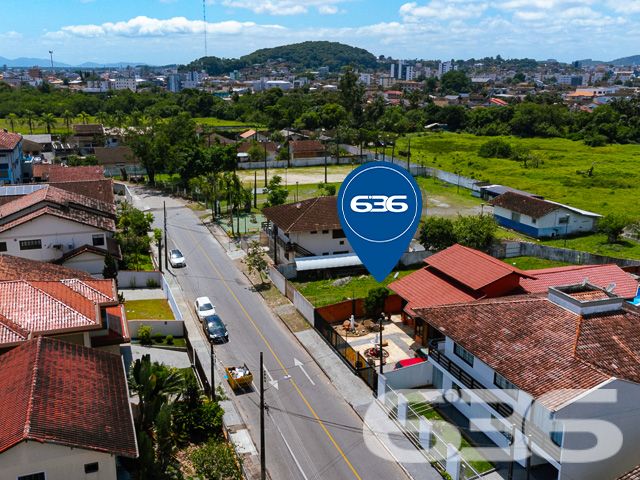 BAIRRO BUCAREIN – TERRENO PLANO E PRONTO PARA CONSTRUIR!
Descubra o potencial deste terreno de 495m², localizado no bairro Bucarein, uma área em pleno desenvolvimento e com grande potencial de valorização. Este terreno plano e regular é a tela em branco perfeita para construir a casa dos seus sonhos ou um investimento imobiliário lucrativo.
O terreno está totalmente preparado para iniciar a construção, já murado e limpo, com uma rua asfaltada que garante fácil acesso. Sua localização no bairro Bucarein oferece uma combinação ideal de tranquilidade residencial e proximidade a diversas comodidades urbanas, incluindo escolas, supermercados e áreas de lazer.
Este terreno representa uma oportunidade rara de investir em um dos bairros mais promissores da região, ideal para quem busca um local seguro e tranquilo para construir ou investir.
A 636 Negócios Imobiliários, com mais de 30 anos de experiência no mercado imobiliário, está à disposição para ajudá-lo a realizar seu projeto de vida ou investimento. Entre em contato conosco pelo telefone: (47) 3451-0636 ou WhatsApp: (47) 99190-0636.
Este e outros milhares de imóveis no site: i636.com.br
