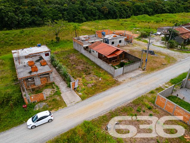 OPORTUNIDADE NO BAIRRO PORTO GRANDE, ARAQUARI – TERRENO PRONTO PARA CONSTRUIR
Descubra o local perfeito para construir a casa dos seus sonhos em Porto Grande, Araquari. Com 240m² de área total, medindo 10 x 25 metros, este terreno plano e regular é a tela em branco ideal para seu projeto de vida. Aproveite a chance de criar um lar sob medida em uma localização privilegiada.
Este terreno não apenas oferece um espaço generoso para construção, mas também se situa em uma região de grande valorização. Localizado no bairro Porto Grande, em Araquari, você estará próximo a tudo o que é importante: comércios, escolas e vias de acesso rápido para outras partes da cidade e região.
Imagine-se vivendo em uma área que combina tranquilidade, segurança e conveniência. Este terreno é perfeito para quem busca um começo novo ou deseja investir em uma propriedade com alto potencial de valorização.
Na 636 Negócios Imobiliários, entendemos a importância de encontrar o lugar ideal para chamar de lar. Estamos aqui para ajudá-lo a tornar esse sonho realidade. Para mais informações, entre em contato conosco pelo telefone: (47) 3451-0636 ou WhatsApp: (47) 99190-0636.
Não perca essa oportunidade excepcional. Visite nosso site para mais opções: i636.com.br
