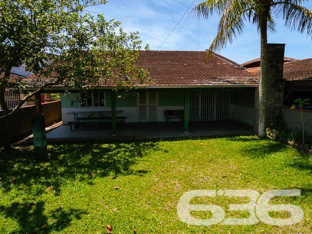 IMÓVEL COM SUÍTE + 2 DORMITÓRIOS NO CORAÇÃO DE BALNEÁRIO BARRA DO SUL

Descubra a combinação perfeita de conforto e conveniência nesta encantadora casa, situada no coração de Balneário Barra do Sul.

Com um terreno espaçoso de 376m² e 100m² de área construída, este imóvel oferece 2 dormitórios, uma suíte, 2 banheiros, uma acolhedora sala de estar, cozinha, e uma área de serviço.

A propriedade inclui também uma área de churrasqueira ideal para reunir amigos e família, além de 7 vagas de garagem, sendo 2 cobertas, cercada por um belo jardim que convida à tranquilidade e ao lazer.

Localizada no centro de Balneário Barra do Sul, esta casa está perfeitamente posicionada para oferecer fácil acesso às principais vias e serviços essenciais, sem abrir mão da paz e do sossego. A proximidade com a natureza e as praias deslumbrantes do litoral catarinense promete um estilo de vida inigualável.

Com mais de três décadas de experiência no mercado imobiliário, a 636 Negócios Imobiliários é sinônimo de confiança e excelência. Estamos comprometidos em ajudá-lo a encontrar o lar dos seus sonhos. Para mais detalhes, entre em contato pelo telefone (47) 3448-3636 ou WhatsApp (47) 99190-0636.

Este e outros milhares de imóveis no site: i636.com.br