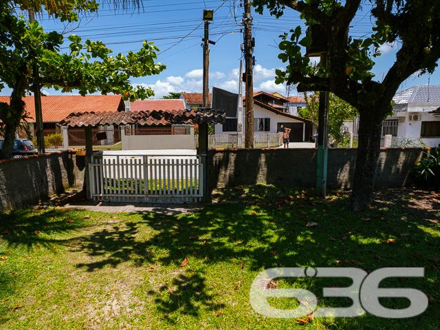 IMÓVEL COM SUÍTE + 2 DORMITÓRIOS NO CORAÇÃO DE BALNEÁRIO BARRA DO SUL

Descubra a combinação perfeita de conforto e conveniência nesta encantadora casa, situada no coração de Balneário Barra do Sul.

Com um terreno espaçoso de 376m² e 100m² de área construída, este imóvel oferece 2 dormitórios, uma suíte, 2 banheiros, uma acolhedora sala de estar, cozinha, e uma área de serviço.

A propriedade inclui também uma área de churrasqueira ideal para reunir amigos e família, além de 7 vagas de garagem, sendo 2 cobertas, cercada por um belo jardim que convida à tranquilidade e ao lazer.

Localizada no centro de Balneário Barra do Sul, esta casa está perfeitamente posicionada para oferecer fácil acesso às principais vias e serviços essenciais, sem abrir mão da paz e do sossego. A proximidade com a natureza e as praias deslumbrantes do litoral catarinense promete um estilo de vida inigualável.

Com mais de três décadas de experiência no mercado imobiliário, a 636 Negócios Imobiliários é sinônimo de confiança e excelência. Estamos comprometidos em ajudá-lo a encontrar o lar dos seus sonhos. Para mais detalhes, entre em contato pelo telefone (47) 3448-3636 ou WhatsApp (47) 99190-0636.

Este e outros milhares de imóveis no site: i636.com.br