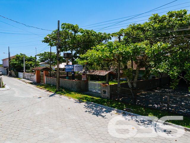 IMÓVEL COM SUÍTE + 2 DORMITÓRIOS NO CORAÇÃO DE BALNEÁRIO BARRA DO SUL

Descubra a combinação perfeita de conforto e conveniência nesta encantadora casa, situada no coração de Balneário Barra do Sul.

Com um terreno espaçoso de 376m² e 100m² de área construída, este imóvel oferece 2 dormitórios, uma suíte, 2 banheiros, uma acolhedora sala de estar, cozinha, e uma área de serviço.

A propriedade inclui também uma área de churrasqueira ideal para reunir amigos e família, além de 7 vagas de garagem, sendo 2 cobertas, cercada por um belo jardim que convida à tranquilidade e ao lazer.

Localizada no centro de Balneário Barra do Sul, esta casa está perfeitamente posicionada para oferecer fácil acesso às principais vias e serviços essenciais, sem abrir mão da paz e do sossego. A proximidade com a natureza e as praias deslumbrantes do litoral catarinense promete um estilo de vida inigualável.

Com mais de três décadas de experiência no mercado imobiliário, a 636 Negócios Imobiliários é sinônimo de confiança e excelência. Estamos comprometidos em ajudá-lo a encontrar o lar dos seus sonhos. Para mais detalhes, entre em contato pelo telefone (47) 3448-3636 ou WhatsApp (47) 99190-0636.

Este e outros milhares de imóveis no site: i636.com.br