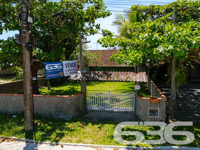 IMÓVEL COM SUÍTE + 2 DORMITÓRIOS NO CORAÇÃO DE BALNEÁRIO BARRA DO SUL

Descubra a combinação perfeita de conforto e conveniência nesta encantadora casa, situada no coração de Balneário Barra do Sul.

Com um terreno espaçoso de 376m² e 100m² de área construída, este imóvel oferece 2 dormitórios, uma suíte, 2 banheiros, uma acolhedora sala de estar, cozinha, e uma área de serviço.

A propriedade inclui também uma área de churrasqueira ideal para reunir amigos e família, além de 7 vagas de garagem, sendo 2 cobertas, cercada por um belo jardim que convida à tranquilidade e ao lazer.

Localizada no centro de Balneário Barra do Sul, esta casa está perfeitamente posicionada para oferecer fácil acesso às principais vias e serviços essenciais, sem abrir mão da paz e do sossego. A proximidade com a natureza e as praias deslumbrantes do litoral catarinense promete um estilo de vida inigualável.

Com mais de três décadas de experiência no mercado imobiliário, a 636 Negócios Imobiliários é sinônimo de confiança e excelência. Estamos comprometidos em ajudá-lo a encontrar o lar dos seus sonhos. Para mais detalhes, entre em contato pelo telefone (47) 3448-3636 ou WhatsApp (47) 99190-0636.

Este e outros milhares de imóveis no site: i636.com.br