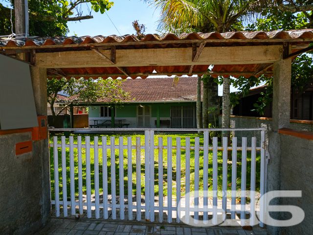 IMÓVEL COM SUÍTE + 2 DORMITÓRIOS NO CORAÇÃO DE BALNEÁRIO BARRA DO SUL

Descubra a combinação perfeita de conforto e conveniência nesta encantadora casa, situada no coração de Balneário Barra do Sul.

Com um terreno espaçoso de 376m² e 100m² de área construída, este imóvel oferece 2 dormitórios, uma suíte, 2 banheiros, uma acolhedora sala de estar, cozinha, e uma área de serviço.

A propriedade inclui também uma área de churrasqueira ideal para reunir amigos e família, além de 7 vagas de garagem, sendo 2 cobertas, cercada por um belo jardim que convida à tranquilidade e ao lazer.

Localizada no centro de Balneário Barra do Sul, esta casa está perfeitamente posicionada para oferecer fácil acesso às principais vias e serviços essenciais, sem abrir mão da paz e do sossego. A proximidade com a natureza e as praias deslumbrantes do litoral catarinense promete um estilo de vida inigualável.

Com mais de três décadas de experiência no mercado imobiliário, a 636 Negócios Imobiliários é sinônimo de confiança e excelência. Estamos comprometidos em ajudá-lo a encontrar o lar dos seus sonhos. Para mais detalhes, entre em contato pelo telefone (47) 3448-3636 ou WhatsApp (47) 99190-0636.

Este e outros milhares de imóveis no site: i636.com.br