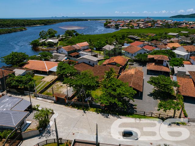 IMÓVEL COM SUÍTE + 2 DORMITÓRIOS NO CORAÇÃO DE BALNEÁRIO BARRA DO SUL

Descubra a combinação perfeita de conforto e conveniência nesta encantadora casa, situada no coração de Balneário Barra do Sul.

Com um terreno espaçoso de 376m² e 100m² de área construída, este imóvel oferece 2 dormitórios, uma suíte, 2 banheiros, uma acolhedora sala de estar, cozinha, e uma área de serviço.

A propriedade inclui também uma área de churrasqueira ideal para reunir amigos e família, além de 7 vagas de garagem, sendo 2 cobertas, cercada por um belo jardim que convida à tranquilidade e ao lazer.

Localizada no centro de Balneário Barra do Sul, esta casa está perfeitamente posicionada para oferecer fácil acesso às principais vias e serviços essenciais, sem abrir mão da paz e do sossego. A proximidade com a natureza e as praias deslumbrantes do litoral catarinense promete um estilo de vida inigualável.

Com mais de três décadas de experiência no mercado imobiliário, a 636 Negócios Imobiliários é sinônimo de confiança e excelência. Estamos comprometidos em ajudá-lo a encontrar o lar dos seus sonhos. Para mais detalhes, entre em contato pelo telefone (47) 3448-3636 ou WhatsApp (47) 99190-0636.

Este e outros milhares de imóveis no site: i636.com.br