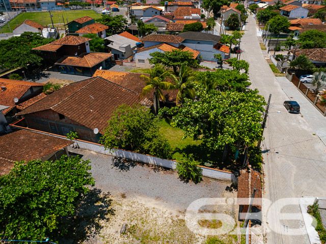 IMÓVEL COM SUÍTE + 2 DORMITÓRIOS NO CORAÇÃO DE BALNEÁRIO BARRA DO SUL

Descubra a combinação perfeita de conforto e conveniência nesta encantadora casa, situada no coração de Balneário Barra do Sul.

Com um terreno espaçoso de 376m² e 100m² de área construída, este imóvel oferece 2 dormitórios, uma suíte, 2 banheiros, uma acolhedora sala de estar, cozinha, e uma área de serviço.

A propriedade inclui também uma área de churrasqueira ideal para reunir amigos e família, além de 7 vagas de garagem, sendo 2 cobertas, cercada por um belo jardim que convida à tranquilidade e ao lazer.

Localizada no centro de Balneário Barra do Sul, esta casa está perfeitamente posicionada para oferecer fácil acesso às principais vias e serviços essenciais, sem abrir mão da paz e do sossego. A proximidade com a natureza e as praias deslumbrantes do litoral catarinense promete um estilo de vida inigualável.

Com mais de três décadas de experiência no mercado imobiliário, a 636 Negócios Imobiliários é sinônimo de confiança e excelência. Estamos comprometidos em ajudá-lo a encontrar o lar dos seus sonhos. Para mais detalhes, entre em contato pelo telefone (47) 3448-3636 ou WhatsApp (47) 99190-0636.

Este e outros milhares de imóveis no site: i636.com.br