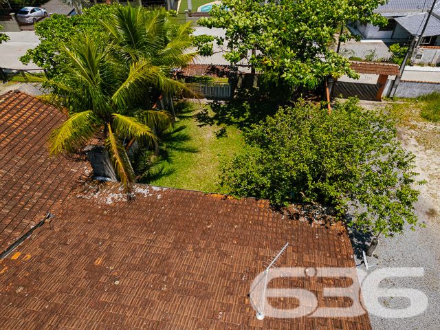 IMÓVEL COM SUÍTE + 2 DORMITÓRIOS NO CORAÇÃO DE BALNEÁRIO BARRA DO SUL

Descubra a combinação perfeita de conforto e conveniência nesta encantadora casa, situada no coração de Balneário Barra do Sul.

Com um terreno espaçoso de 376m² e 100m² de área construída, este imóvel oferece 2 dormitórios, uma suíte, 2 banheiros, uma acolhedora sala de estar, cozinha, e uma área de serviço.

A propriedade inclui também uma área de churrasqueira ideal para reunir amigos e família, além de 7 vagas de garagem, sendo 2 cobertas, cercada por um belo jardim que convida à tranquilidade e ao lazer.

Localizada no centro de Balneário Barra do Sul, esta casa está perfeitamente posicionada para oferecer fácil acesso às principais vias e serviços essenciais, sem abrir mão da paz e do sossego. A proximidade com a natureza e as praias deslumbrantes do litoral catarinense promete um estilo de vida inigualável.

Com mais de três décadas de experiência no mercado imobiliário, a 636 Negócios Imobiliários é sinônimo de confiança e excelência. Estamos comprometidos em ajudá-lo a encontrar o lar dos seus sonhos. Para mais detalhes, entre em contato pelo telefone (47) 3448-3636 ou WhatsApp (47) 99190-0636.

Este e outros milhares de imóveis no site: i636.com.br