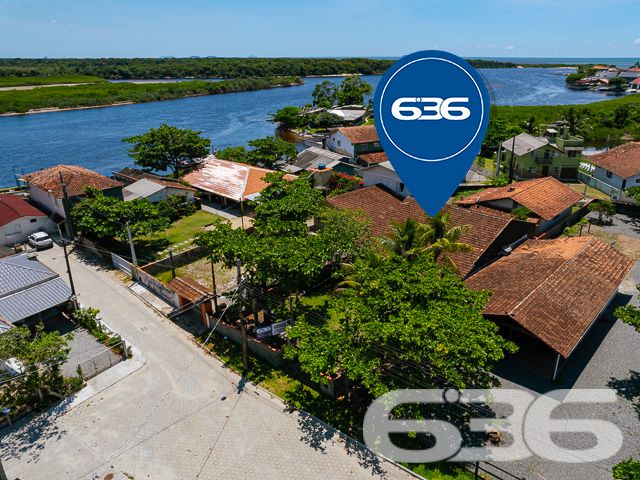 IMÓVEL COM SUÍTE + 2 DORMITÓRIOS NO CORAÇÃO DE BALNEÁRIO BARRA DO SUL

Descubra a combinação perfeita de conforto e conveniência nesta encantadora casa, situada no coração de Balneário Barra do Sul.

Com um terreno espaçoso de 376m² e 100m² de área construída, este imóvel oferece 2 dormitórios, uma suíte, 2 banheiros, uma acolhedora sala de estar, cozinha, e uma área de serviço.

A propriedade inclui também uma área de churrasqueira ideal para reunir amigos e família, além de 7 vagas de garagem, sendo 2 cobertas, cercada por um belo jardim que convida à tranquilidade e ao lazer.

Localizada no centro de Balneário Barra do Sul, esta casa está perfeitamente posicionada para oferecer fácil acesso às principais vias e serviços essenciais, sem abrir mão da paz e do sossego. A proximidade com a natureza e as praias deslumbrantes do litoral catarinense promete um estilo de vida inigualável.

Com mais de três décadas de experiência no mercado imobiliário, a 636 Negócios Imobiliários é sinônimo de confiança e excelência. Estamos comprometidos em ajudá-lo a encontrar o lar dos seus sonhos. Para mais detalhes, entre em contato pelo telefone (47) 3448-3636 ou WhatsApp (47) 99190-0636.

Este e outros milhares de imóveis no site: i636.com.br