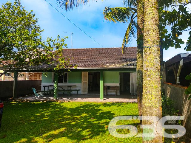IMÓVEL COM SUÍTE + 2 DORMITÓRIOS NO CORAÇÃO DE BALNEÁRIO BARRA DO SUL

Descubra a combinação perfeita de conforto e conveniência nesta encantadora casa, situada no coração de Balneário Barra do Sul.

Com um terreno espaçoso de 376m² e 100m² de área construída, este imóvel oferece 2 dormitórios, uma suíte, 2 banheiros, uma acolhedora sala de estar, cozinha, e uma área de serviço.

A propriedade inclui também uma área de churrasqueira ideal para reunir amigos e família, além de 7 vagas de garagem, sendo 2 cobertas, cercada por um belo jardim que convida à tranquilidade e ao lazer.

Localizada no centro de Balneário Barra do Sul, esta casa está perfeitamente posicionada para oferecer fácil acesso às principais vias e serviços essenciais, sem abrir mão da paz e do sossego. A proximidade com a natureza e as praias deslumbrantes do litoral catarinense promete um estilo de vida inigualável.

Com mais de três décadas de experiência no mercado imobiliário, a 636 Negócios Imobiliários é sinônimo de confiança e excelência. Estamos comprometidos em ajudá-lo a encontrar o lar dos seus sonhos. Para mais detalhes, entre em contato pelo telefone (47) 3448-3636 ou WhatsApp (47) 99190-0636.

Este e outros milhares de imóveis no site: i636.com.br