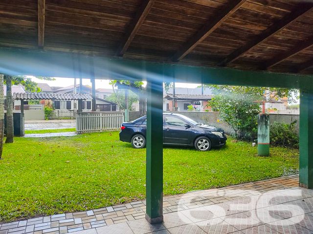 IMÓVEL COM SUÍTE + 2 DORMITÓRIOS NO CORAÇÃO DE BALNEÁRIO BARRA DO SUL

Descubra a combinação perfeita de conforto e conveniência nesta encantadora casa, situada no coração de Balneário Barra do Sul.

Com um terreno espaçoso de 376m² e 100m² de área construída, este imóvel oferece 2 dormitórios, uma suíte, 2 banheiros, uma acolhedora sala de estar, cozinha, e uma área de serviço.

A propriedade inclui também uma área de churrasqueira ideal para reunir amigos e família, além de 7 vagas de garagem, sendo 2 cobertas, cercada por um belo jardim que convida à tranquilidade e ao lazer.

Localizada no centro de Balneário Barra do Sul, esta casa está perfeitamente posicionada para oferecer fácil acesso às principais vias e serviços essenciais, sem abrir mão da paz e do sossego. A proximidade com a natureza e as praias deslumbrantes do litoral catarinense promete um estilo de vida inigualável.

Com mais de três décadas de experiência no mercado imobiliário, a 636 Negócios Imobiliários é sinônimo de confiança e excelência. Estamos comprometidos em ajudá-lo a encontrar o lar dos seus sonhos. Para mais detalhes, entre em contato pelo telefone (47) 3448-3636 ou WhatsApp (47) 99190-0636.

Este e outros milhares de imóveis no site: i636.com.br