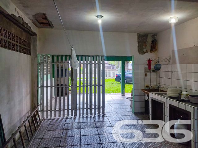 IMÓVEL COM SUÍTE + 2 DORMITÓRIOS NO CORAÇÃO DE BALNEÁRIO BARRA DO SUL

Descubra a combinação perfeita de conforto e conveniência nesta encantadora casa, situada no coração de Balneário Barra do Sul.

Com um terreno espaçoso de 376m² e 100m² de área construída, este imóvel oferece 2 dormitórios, uma suíte, 2 banheiros, uma acolhedora sala de estar, cozinha, e uma área de serviço.

A propriedade inclui também uma área de churrasqueira ideal para reunir amigos e família, além de 7 vagas de garagem, sendo 2 cobertas, cercada por um belo jardim que convida à tranquilidade e ao lazer.

Localizada no centro de Balneário Barra do Sul, esta casa está perfeitamente posicionada para oferecer fácil acesso às principais vias e serviços essenciais, sem abrir mão da paz e do sossego. A proximidade com a natureza e as praias deslumbrantes do litoral catarinense promete um estilo de vida inigualável.

Com mais de três décadas de experiência no mercado imobiliário, a 636 Negócios Imobiliários é sinônimo de confiança e excelência. Estamos comprometidos em ajudá-lo a encontrar o lar dos seus sonhos. Para mais detalhes, entre em contato pelo telefone (47) 3448-3636 ou WhatsApp (47) 99190-0636.

Este e outros milhares de imóveis no site: i636.com.br
