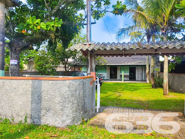 IMÓVEL COM SUÍTE + 2 DORMITÓRIOS NO CORAÇÃO DE BALNEÁRIO BARRA DO SUL

Descubra a combinação perfeita de conforto e conveniência nesta encantadora casa, situada no coração de Balneário Barra do Sul.

Com um terreno espaçoso de 376m² e 100m² de área construída, este imóvel oferece 2 dormitórios, uma suíte, 2 banheiros, uma acolhedora sala de estar, cozinha, e uma área de serviço.

A propriedade inclui também uma área de churrasqueira ideal para reunir amigos e família, além de 7 vagas de garagem, sendo 2 cobertas, cercada por um belo jardim que convida à tranquilidade e ao lazer.

Localizada no centro de Balneário Barra do Sul, esta casa está perfeitamente posicionada para oferecer fácil acesso às principais vias e serviços essenciais, sem abrir mão da paz e do sossego. A proximidade com a natureza e as praias deslumbrantes do litoral catarinense promete um estilo de vida inigualável.

Com mais de três décadas de experiência no mercado imobiliário, a 636 Negócios Imobiliários é sinônimo de confiança e excelência. Estamos comprometidos em ajudá-lo a encontrar o lar dos seus sonhos. Para mais detalhes, entre em contato pelo telefone (47) 3448-3636 ou WhatsApp (47) 99190-0636.

Este e outros milhares de imóveis no site: i636.com.br