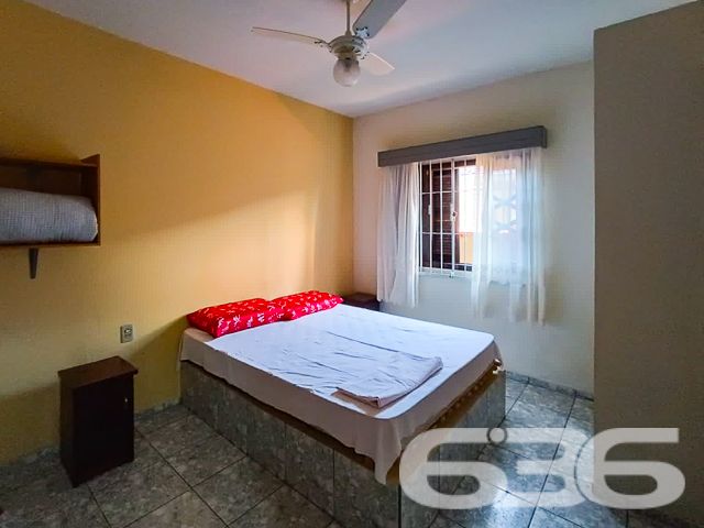 IMÓVEL COM SUÍTE + 2 DORMITÓRIOS NO CORAÇÃO DE BALNEÁRIO BARRA DO SUL

Descubra a combinação perfeita de conforto e conveniência nesta encantadora casa, situada no coração de Balneário Barra do Sul.

Com um terreno espaçoso de 376m² e 100m² de área construída, este imóvel oferece 2 dormitórios, uma suíte, 2 banheiros, uma acolhedora sala de estar, cozinha, e uma área de serviço.

A propriedade inclui também uma área de churrasqueira ideal para reunir amigos e família, além de 7 vagas de garagem, sendo 2 cobertas, cercada por um belo jardim que convida à tranquilidade e ao lazer.

Localizada no centro de Balneário Barra do Sul, esta casa está perfeitamente posicionada para oferecer fácil acesso às principais vias e serviços essenciais, sem abrir mão da paz e do sossego. A proximidade com a natureza e as praias deslumbrantes do litoral catarinense promete um estilo de vida inigualável.

Com mais de três décadas de experiência no mercado imobiliário, a 636 Negócios Imobiliários é sinônimo de confiança e excelência. Estamos comprometidos em ajudá-lo a encontrar o lar dos seus sonhos. Para mais detalhes, entre em contato pelo telefone (47) 3448-3636 ou WhatsApp (47) 99190-0636.

Este e outros milhares de imóveis no site: i636.com.br