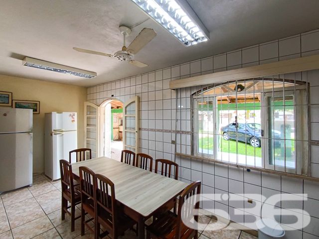 IMÓVEL COM SUÍTE + 2 DORMITÓRIOS NO CORAÇÃO DE BALNEÁRIO BARRA DO SUL

Descubra a combinação perfeita de conforto e conveniência nesta encantadora casa, situada no coração de Balneário Barra do Sul.

Com um terreno espaçoso de 376m² e 100m² de área construída, este imóvel oferece 2 dormitórios, uma suíte, 2 banheiros, uma acolhedora sala de estar, cozinha, e uma área de serviço.

A propriedade inclui também uma área de churrasqueira ideal para reunir amigos e família, além de 7 vagas de garagem, sendo 2 cobertas, cercada por um belo jardim que convida à tranquilidade e ao lazer.

Localizada no centro de Balneário Barra do Sul, esta casa está perfeitamente posicionada para oferecer fácil acesso às principais vias e serviços essenciais, sem abrir mão da paz e do sossego. A proximidade com a natureza e as praias deslumbrantes do litoral catarinense promete um estilo de vida inigualável.

Com mais de três décadas de experiência no mercado imobiliário, a 636 Negócios Imobiliários é sinônimo de confiança e excelência. Estamos comprometidos em ajudá-lo a encontrar o lar dos seus sonhos. Para mais detalhes, entre em contato pelo telefone (47) 3448-3636 ou WhatsApp (47) 99190-0636.

Este e outros milhares de imóveis no site: i636.com.br