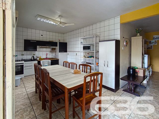 IMÓVEL COM SUÍTE + 2 DORMITÓRIOS NO CORAÇÃO DE BALNEÁRIO BARRA DO SUL

Descubra a combinação perfeita de conforto e conveniência nesta encantadora casa, situada no coração de Balneário Barra do Sul.

Com um terreno espaçoso de 376m² e 100m² de área construída, este imóvel oferece 2 dormitórios, uma suíte, 2 banheiros, uma acolhedora sala de estar, cozinha, e uma área de serviço.

A propriedade inclui também uma área de churrasqueira ideal para reunir amigos e família, além de 7 vagas de garagem, sendo 2 cobertas, cercada por um belo jardim que convida à tranquilidade e ao lazer.

Localizada no centro de Balneário Barra do Sul, esta casa está perfeitamente posicionada para oferecer fácil acesso às principais vias e serviços essenciais, sem abrir mão da paz e do sossego. A proximidade com a natureza e as praias deslumbrantes do litoral catarinense promete um estilo de vida inigualável.

Com mais de três décadas de experiência no mercado imobiliário, a 636 Negócios Imobiliários é sinônimo de confiança e excelência. Estamos comprometidos em ajudá-lo a encontrar o lar dos seus sonhos. Para mais detalhes, entre em contato pelo telefone (47) 3448-3636 ou WhatsApp (47) 99190-0636.

Este e outros milhares de imóveis no site: i636.com.br