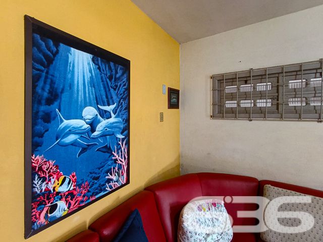 IMÓVEL COM SUÍTE + 2 DORMITÓRIOS NO CORAÇÃO DE BALNEÁRIO BARRA DO SUL

Descubra a combinação perfeita de conforto e conveniência nesta encantadora casa, situada no coração de Balneário Barra do Sul.

Com um terreno espaçoso de 376m² e 100m² de área construída, este imóvel oferece 2 dormitórios, uma suíte, 2 banheiros, uma acolhedora sala de estar, cozinha, e uma área de serviço.

A propriedade inclui também uma área de churrasqueira ideal para reunir amigos e família, além de 7 vagas de garagem, sendo 2 cobertas, cercada por um belo jardim que convida à tranquilidade e ao lazer.

Localizada no centro de Balneário Barra do Sul, esta casa está perfeitamente posicionada para oferecer fácil acesso às principais vias e serviços essenciais, sem abrir mão da paz e do sossego. A proximidade com a natureza e as praias deslumbrantes do litoral catarinense promete um estilo de vida inigualável.

Com mais de três décadas de experiência no mercado imobiliário, a 636 Negócios Imobiliários é sinônimo de confiança e excelência. Estamos comprometidos em ajudá-lo a encontrar o lar dos seus sonhos. Para mais detalhes, entre em contato pelo telefone (47) 3448-3636 ou WhatsApp (47) 99190-0636.

Este e outros milhares de imóveis no site: i636.com.br