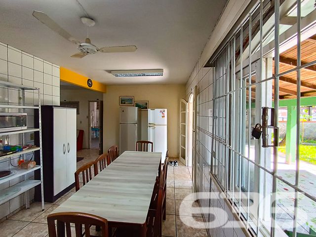 IMÓVEL COM SUÍTE + 2 DORMITÓRIOS NO CORAÇÃO DE BALNEÁRIO BARRA DO SUL

Descubra a combinação perfeita de conforto e conveniência nesta encantadora casa, situada no coração de Balneário Barra do Sul.

Com um terreno espaçoso de 376m² e 100m² de área construída, este imóvel oferece 2 dormitórios, uma suíte, 2 banheiros, uma acolhedora sala de estar, cozinha, e uma área de serviço.

A propriedade inclui também uma área de churrasqueira ideal para reunir amigos e família, além de 7 vagas de garagem, sendo 2 cobertas, cercada por um belo jardim que convida à tranquilidade e ao lazer.

Localizada no centro de Balneário Barra do Sul, esta casa está perfeitamente posicionada para oferecer fácil acesso às principais vias e serviços essenciais, sem abrir mão da paz e do sossego. A proximidade com a natureza e as praias deslumbrantes do litoral catarinense promete um estilo de vida inigualável.

Com mais de três décadas de experiência no mercado imobiliário, a 636 Negócios Imobiliários é sinônimo de confiança e excelência. Estamos comprometidos em ajudá-lo a encontrar o lar dos seus sonhos. Para mais detalhes, entre em contato pelo telefone (47) 3448-3636 ou WhatsApp (47) 99190-0636.

Este e outros milhares de imóveis no site: i636.com.br
