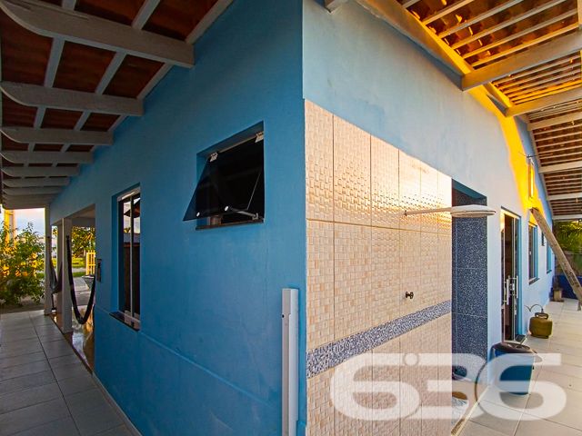 CASA COM SUÍTE + 2 DORMITÓRIOS EM UBATUBA, SÃO FRANCISCO DO SUL
Venha viver onde a vida é mais bela!
Descubra a perfeita harmonia entre conforto e natureza neste encantador imóvel em Ubatuba, São Francisco do Sul. Com um terreno de 357m² e 113,39m² de área construída, esta casa é um refúgio ideal para quem busca tranquilidade sem abrir mão da conveniência.
UM LAR FEITO PARA CRIAR MEMÓRIAS
Equipada com 2 dormitórios, uma suíte, 3 banheiros, e uma acolhedora sala de estar e jantar, esta residência é perfeita para a vida em família. A cozinha, integrada à sala, copa e com área de festas completa com churrasqueira e forno a lenha, promete ser o cenário de momentos inesquecíveis.
O jardim convida ao relaxamento e ao contato com a natureza, enquanto a estrutura murada garante privacidade total.
UBATUBA: UM PARAÍSO À SUA PORTA
Localizada no valorizado Capri em Ubatuba, São Francisco do Sul, esta propriedade está próxima às principais vias de acesso e serviços essenciais, combinando a paz do litoral com a praticidade urbana.
A região é conhecida por suas belas praias e paisagens naturais, oferecendo uma qualidade de vida sem igual.
Com mais de 30 anos de experiência, a 636 Negócios Imobiliários é especialista em encontrar o imóvel perfeito para você. Nossa equipe está pronta para ajudá-lo a realizar o sonho da casa própria com excelência e profissionalismo.
Telefone: (47) 3448-3636
WhatsApp: (47) 99190-0636
Mais informações em: i636.com.br