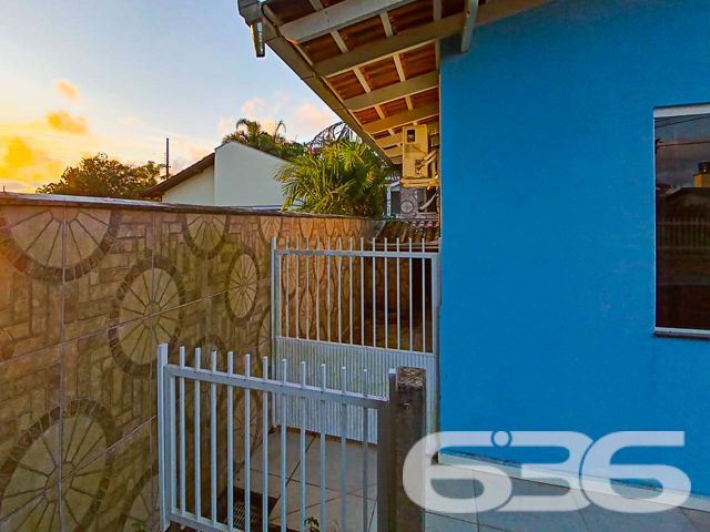 CASA COM SUÍTE + 2 DORMITÓRIOS EM UBATUBA, SÃO FRANCISCO DO SUL
Venha viver onde a vida é mais bela!
Descubra a perfeita harmonia entre conforto e natureza neste encantador imóvel em Ubatuba, São Francisco do Sul. Com um terreno de 357m² e 113,39m² de área construída, esta casa é um refúgio ideal para quem busca tranquilidade sem abrir mão da conveniência.
UM LAR FEITO PARA CRIAR MEMÓRIAS
Equipada com 2 dormitórios, uma suíte, 3 banheiros, e uma acolhedora sala de estar e jantar, esta residência é perfeita para a vida em família. A cozinha, integrada à sala, copa e com área de festas completa com churrasqueira e forno a lenha, promete ser o cenário de momentos inesquecíveis.
O jardim convida ao relaxamento e ao contato com a natureza, enquanto a estrutura murada garante privacidade total.
UBATUBA: UM PARAÍSO À SUA PORTA
Localizada no valorizado Capri em Ubatuba, São Francisco do Sul, esta propriedade está próxima às principais vias de acesso e serviços essenciais, combinando a paz do litoral com a praticidade urbana.
A região é conhecida por suas belas praias e paisagens naturais, oferecendo uma qualidade de vida sem igual.
Com mais de 30 anos de experiência, a 636 Negócios Imobiliários é especialista em encontrar o imóvel perfeito para você. Nossa equipe está pronta para ajudá-lo a realizar o sonho da casa própria com excelência e profissionalismo.
Telefone: (47) 3448-3636
WhatsApp: (47) 99190-0636
Mais informações em: i636.com.br