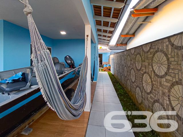 CASA COM SUÍTE + 2 DORMITÓRIOS EM UBATUBA, SÃO FRANCISCO DO SUL
Venha viver onde a vida é mais bela!
Descubra a perfeita harmonia entre conforto e natureza neste encantador imóvel em Ubatuba, São Francisco do Sul. Com um terreno de 357m² e 113,39m² de área construída, esta casa é um refúgio ideal para quem busca tranquilidade sem abrir mão da conveniência.
UM LAR FEITO PARA CRIAR MEMÓRIAS
Equipada com 2 dormitórios, uma suíte, 3 banheiros, e uma acolhedora sala de estar e jantar, esta residência é perfeita para a vida em família. A cozinha, integrada à sala, copa e com área de festas completa com churrasqueira e forno a lenha, promete ser o cenário de momentos inesquecíveis.
O jardim convida ao relaxamento e ao contato com a natureza, enquanto a estrutura murada garante privacidade total.
UBATUBA: UM PARAÍSO À SUA PORTA
Localizada no valorizado Capri em Ubatuba, São Francisco do Sul, esta propriedade está próxima às principais vias de acesso e serviços essenciais, combinando a paz do litoral com a praticidade urbana.
A região é conhecida por suas belas praias e paisagens naturais, oferecendo uma qualidade de vida sem igual.
Com mais de 30 anos de experiência, a 636 Negócios Imobiliários é especialista em encontrar o imóvel perfeito para você. Nossa equipe está pronta para ajudá-lo a realizar o sonho da casa própria com excelência e profissionalismo.
Telefone: (47) 3448-3636
WhatsApp: (47) 99190-0636
Mais informações em: i636.com.br