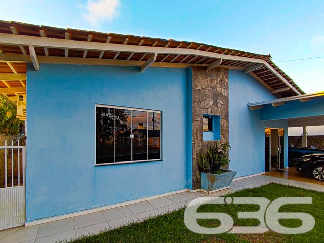 CASA COM SUÍTE + 2 DORMITÓRIOS EM UBATUBA, SÃO FRANCISCO DO SUL
Venha viver onde a vida é mais bela!
Descubra a perfeita harmonia entre conforto e natureza neste encantador imóvel em Ubatuba, São Francisco do Sul. Com um terreno de 357m² e 113,39m² de área construída, esta casa é um refúgio ideal para quem busca tranquilidade sem abrir mão da conveniência.
UM LAR FEITO PARA CRIAR MEMÓRIAS
Equipada com 2 dormitórios, uma suíte, 3 banheiros, e uma acolhedora sala de estar e jantar, esta residência é perfeita para a vida em família. A cozinha, integrada à sala, copa e com área de festas completa com churrasqueira e forno a lenha, promete ser o cenário de momentos inesquecíveis.
O jardim convida ao relaxamento e ao contato com a natureza, enquanto a estrutura murada garante privacidade total.
UBATUBA: UM PARAÍSO À SUA PORTA
Localizada no valorizado Capri em Ubatuba, São Francisco do Sul, esta propriedade está próxima às principais vias de acesso e serviços essenciais, combinando a paz do litoral com a praticidade urbana.
A região é conhecida por suas belas praias e paisagens naturais, oferecendo uma qualidade de vida sem igual.
Com mais de 30 anos de experiência, a 636 Negócios Imobiliários é especialista em encontrar o imóvel perfeito para você. Nossa equipe está pronta para ajudá-lo a realizar o sonho da casa própria com excelência e profissionalismo.
Telefone: (47) 3448-3636
WhatsApp: (47) 99190-0636
Mais informações em: i636.com.br