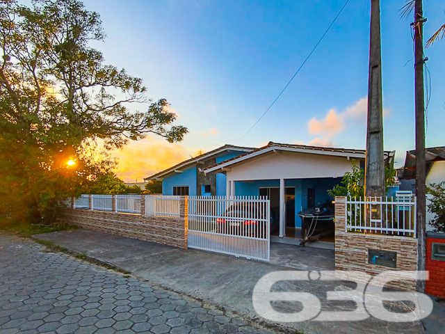 CASA COM SUÍTE + 2 DORMITÓRIOS EM UBATUBA, SÃO FRANCISCO DO SUL
Venha viver onde a vida é mais bela!
Descubra a perfeita harmonia entre conforto e natureza neste encantador imóvel em Ubatuba, São Francisco do Sul. Com um terreno de 357m² e 113,39m² de área construída, esta casa é um refúgio ideal para quem busca tranquilidade sem abrir mão da conveniência.
UM LAR FEITO PARA CRIAR MEMÓRIAS
Equipada com 2 dormitórios, uma suíte, 3 banheiros, e uma acolhedora sala de estar e jantar, esta residência é perfeita para a vida em família. A cozinha, integrada à sala, copa e com área de festas completa com churrasqueira e forno a lenha, promete ser o cenário de momentos inesquecíveis.
O jardim convida ao relaxamento e ao contato com a natureza, enquanto a estrutura murada garante privacidade total.
UBATUBA: UM PARAÍSO À SUA PORTA
Localizada no valorizado Capri em Ubatuba, São Francisco do Sul, esta propriedade está próxima às principais vias de acesso e serviços essenciais, combinando a paz do litoral com a praticidade urbana.
A região é conhecida por suas belas praias e paisagens naturais, oferecendo uma qualidade de vida sem igual.
Com mais de 30 anos de experiência, a 636 Negócios Imobiliários é especialista em encontrar o imóvel perfeito para você. Nossa equipe está pronta para ajudá-lo a realizar o sonho da casa própria com excelência e profissionalismo.
Telefone: (47) 3448-3636
WhatsApp: (47) 99190-0636
Mais informações em: i636.com.br