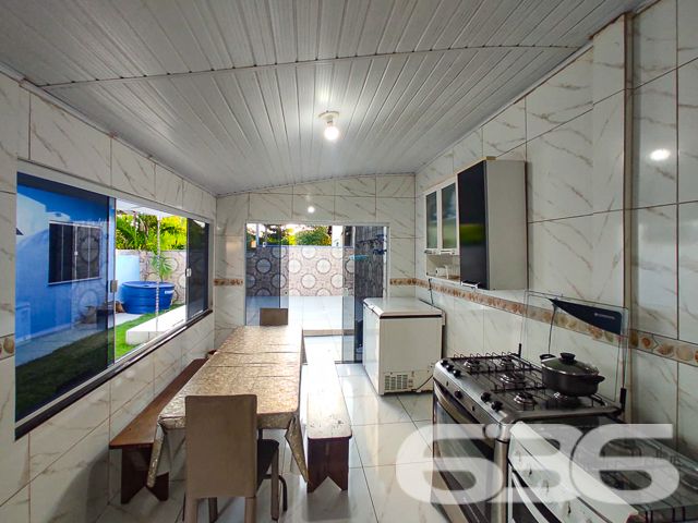 CASA COM SUÍTE + 2 DORMITÓRIOS EM UBATUBA, SÃO FRANCISCO DO SUL
Venha viver onde a vida é mais bela!
Descubra a perfeita harmonia entre conforto e natureza neste encantador imóvel em Ubatuba, São Francisco do Sul. Com um terreno de 357m² e 113,39m² de área construída, esta casa é um refúgio ideal para quem busca tranquilidade sem abrir mão da conveniência.
UM LAR FEITO PARA CRIAR MEMÓRIAS
Equipada com 2 dormitórios, uma suíte, 3 banheiros, e uma acolhedora sala de estar e jantar, esta residência é perfeita para a vida em família. A cozinha, integrada à sala, copa e com área de festas completa com churrasqueira e forno a lenha, promete ser o cenário de momentos inesquecíveis.
O jardim convida ao relaxamento e ao contato com a natureza, enquanto a estrutura murada garante privacidade total.
UBATUBA: UM PARAÍSO À SUA PORTA
Localizada no valorizado Capri em Ubatuba, São Francisco do Sul, esta propriedade está próxima às principais vias de acesso e serviços essenciais, combinando a paz do litoral com a praticidade urbana.
A região é conhecida por suas belas praias e paisagens naturais, oferecendo uma qualidade de vida sem igual.
Com mais de 30 anos de experiência, a 636 Negócios Imobiliários é especialista em encontrar o imóvel perfeito para você. Nossa equipe está pronta para ajudá-lo a realizar o sonho da casa própria com excelência e profissionalismo.
Telefone: (47) 3448-3636
WhatsApp: (47) 99190-0636
Mais informações em: i636.com.br