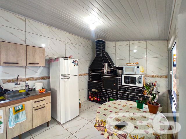 CASA COM SUÍTE + 2 DORMITÓRIOS EM UBATUBA, SÃO FRANCISCO DO SUL
Venha viver onde a vida é mais bela!
Descubra a perfeita harmonia entre conforto e natureza neste encantador imóvel em Ubatuba, São Francisco do Sul. Com um terreno de 357m² e 113,39m² de área construída, esta casa é um refúgio ideal para quem busca tranquilidade sem abrir mão da conveniência.
UM LAR FEITO PARA CRIAR MEMÓRIAS
Equipada com 2 dormitórios, uma suíte, 3 banheiros, e uma acolhedora sala de estar e jantar, esta residência é perfeita para a vida em família. A cozinha, integrada à sala, copa e com área de festas completa com churrasqueira e forno a lenha, promete ser o cenário de momentos inesquecíveis.
O jardim convida ao relaxamento e ao contato com a natureza, enquanto a estrutura murada garante privacidade total.
UBATUBA: UM PARAÍSO À SUA PORTA
Localizada no valorizado Capri em Ubatuba, São Francisco do Sul, esta propriedade está próxima às principais vias de acesso e serviços essenciais, combinando a paz do litoral com a praticidade urbana.
A região é conhecida por suas belas praias e paisagens naturais, oferecendo uma qualidade de vida sem igual.
Com mais de 30 anos de experiência, a 636 Negócios Imobiliários é especialista em encontrar o imóvel perfeito para você. Nossa equipe está pronta para ajudá-lo a realizar o sonho da casa própria com excelência e profissionalismo.
Telefone: (47) 3448-3636
WhatsApp: (47) 99190-0636
Mais informações em: i636.com.br