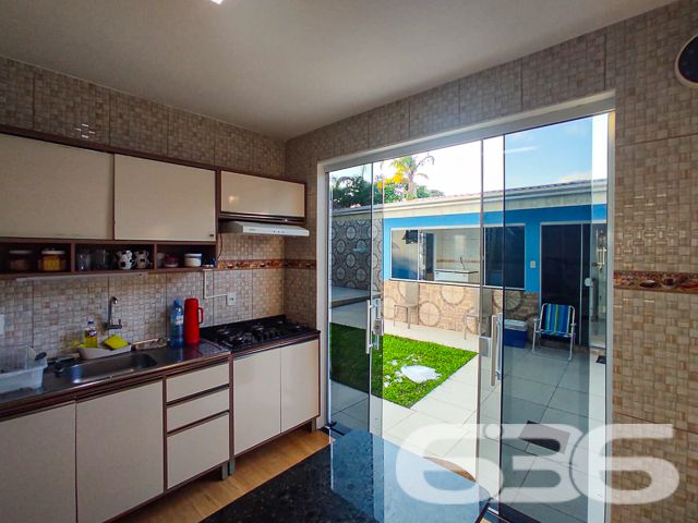 CASA COM SUÍTE + 2 DORMITÓRIOS EM UBATUBA, SÃO FRANCISCO DO SUL
Venha viver onde a vida é mais bela!
Descubra a perfeita harmonia entre conforto e natureza neste encantador imóvel em Ubatuba, São Francisco do Sul. Com um terreno de 357m² e 113,39m² de área construída, esta casa é um refúgio ideal para quem busca tranquilidade sem abrir mão da conveniência.
UM LAR FEITO PARA CRIAR MEMÓRIAS
Equipada com 2 dormitórios, uma suíte, 3 banheiros, e uma acolhedora sala de estar e jantar, esta residência é perfeita para a vida em família. A cozinha, integrada à sala, copa e com área de festas completa com churrasqueira e forno a lenha, promete ser o cenário de momentos inesquecíveis.
O jardim convida ao relaxamento e ao contato com a natureza, enquanto a estrutura murada garante privacidade total.
UBATUBA: UM PARAÍSO À SUA PORTA
Localizada no valorizado Capri em Ubatuba, São Francisco do Sul, esta propriedade está próxima às principais vias de acesso e serviços essenciais, combinando a paz do litoral com a praticidade urbana.
A região é conhecida por suas belas praias e paisagens naturais, oferecendo uma qualidade de vida sem igual.
Com mais de 30 anos de experiência, a 636 Negócios Imobiliários é especialista em encontrar o imóvel perfeito para você. Nossa equipe está pronta para ajudá-lo a realizar o sonho da casa própria com excelência e profissionalismo.
Telefone: (47) 3448-3636
WhatsApp: (47) 99190-0636
Mais informações em: i636.com.br