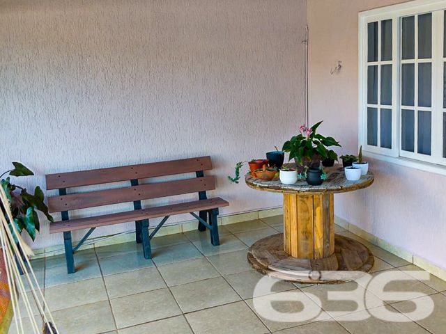 CASA À VENDA COM SUÍTE + 2 DORMITÓRIOS EM UBATUBA, SÃO FRANCISCO DO SUL - ESTUDA PERMUTA
Descubra o refúgio perfeito para sua família nesta magnífica casa térrea em Ubatuba, São Francisco do Sul. Com uma área construída de 203m² em um terreno de 364,50m², este imóvel destaca-se por sua ampla área de festas com churrasqueira, ideal para momentos memoráveis ao lado de quem você ama.
Cada detalhe foi pensado para oferecer conforto e praticidade: 3 vagas cobertas de garagem, 2 dormitórios, suíte, banheiro social, sala de estar e jantar integradas, cozinha com copa conjugada, área de serviço e um convidativo espaço gourmet. O portão eletrônico e o imóvel totalmente murado garantem privacidade e segurança.
Localizada no bairro Ubatuba, esta casa está próxima a escolas, hospitais, shopping centers e serviços essenciais, sem mencionar o fácil acesso às principais vias e a proximidade com as belíssimas praias da região, prometendo uma vida tranquila e repleta de lazer.
Com mais de 30 anos de experiência, a 636 Negócios Imobiliários é especialista em transformar sonhos em realidade. Para saber mais sobre esta oportunidade única, entre em contato pelo telefone (47) 3451-0636 ou WhatsApp (47) 99190-0636.
Este e outros milhares de imóveis no site: i636.com.br