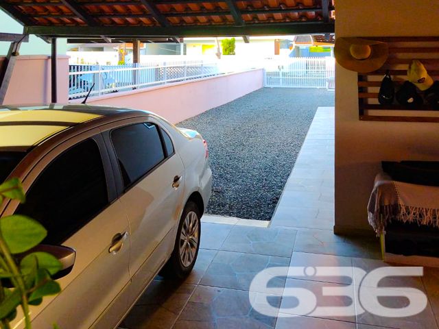 CASA À VENDA COM SUÍTE + 2 DORMITÓRIOS EM UBATUBA, SÃO FRANCISCO DO SUL - ESTUDA PERMUTA
Descubra o refúgio perfeito para sua família nesta magnífica casa térrea em Ubatuba, São Francisco do Sul. Com uma área construída de 203m² em um terreno de 364,50m², este imóvel destaca-se por sua ampla área de festas com churrasqueira, ideal para momentos memoráveis ao lado de quem você ama.
Cada detalhe foi pensado para oferecer conforto e praticidade: 3 vagas cobertas de garagem, 2 dormitórios, suíte, banheiro social, sala de estar e jantar integradas, cozinha com copa conjugada, área de serviço e um convidativo espaço gourmet. O portão eletrônico e o imóvel totalmente murado garantem privacidade e segurança.
Localizada no bairro Ubatuba, esta casa está próxima a escolas, hospitais, shopping centers e serviços essenciais, sem mencionar o fácil acesso às principais vias e a proximidade com as belíssimas praias da região, prometendo uma vida tranquila e repleta de lazer.
Com mais de 30 anos de experiência, a 636 Negócios Imobiliários é especialista em transformar sonhos em realidade. Para saber mais sobre esta oportunidade única, entre em contato pelo telefone (47) 3451-0636 ou WhatsApp (47) 99190-0636.
Este e outros milhares de imóveis no site: i636.com.br