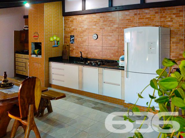 CASA À VENDA COM SUÍTE + 2 DORMITÓRIOS EM UBATUBA, SÃO FRANCISCO DO SUL - ESTUDA PERMUTA
Descubra o refúgio perfeito para sua família nesta magnífica casa térrea em Ubatuba, São Francisco do Sul. Com uma área construída de 203m² em um terreno de 364,50m², este imóvel destaca-se por sua ampla área de festas com churrasqueira, ideal para momentos memoráveis ao lado de quem você ama.
Cada detalhe foi pensado para oferecer conforto e praticidade: 3 vagas cobertas de garagem, 2 dormitórios, suíte, banheiro social, sala de estar e jantar integradas, cozinha com copa conjugada, área de serviço e um convidativo espaço gourmet. O portão eletrônico e o imóvel totalmente murado garantem privacidade e segurança.
Localizada no bairro Ubatuba, esta casa está próxima a escolas, hospitais, shopping centers e serviços essenciais, sem mencionar o fácil acesso às principais vias e a proximidade com as belíssimas praias da região, prometendo uma vida tranquila e repleta de lazer.
Com mais de 30 anos de experiência, a 636 Negócios Imobiliários é especialista em transformar sonhos em realidade. Para saber mais sobre esta oportunidade única, entre em contato pelo telefone (47) 3451-0636 ou WhatsApp (47) 99190-0636.
Este e outros milhares de imóveis no site: i636.com.br