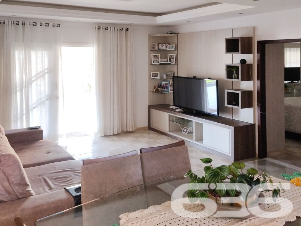 CASA À VENDA COM SUÍTE + 2 DORMITÓRIOS EM UBATUBA, SÃO FRANCISCO DO SUL - ESTUDA PERMUTA
Descubra o refúgio perfeito para sua família nesta magnífica casa térrea em Ubatuba, São Francisco do Sul. Com uma área construída de 203m² em um terreno de 364,50m², este imóvel destaca-se por sua ampla área de festas com churrasqueira, ideal para momentos memoráveis ao lado de quem você ama.
Cada detalhe foi pensado para oferecer conforto e praticidade: 3 vagas cobertas de garagem, 2 dormitórios, suíte, banheiro social, sala de estar e jantar integradas, cozinha com copa conjugada, área de serviço e um convidativo espaço gourmet. O portão eletrônico e o imóvel totalmente murado garantem privacidade e segurança.
Localizada no bairro Ubatuba, esta casa está próxima a escolas, hospitais, shopping centers e serviços essenciais, sem mencionar o fácil acesso às principais vias e a proximidade com as belíssimas praias da região, prometendo uma vida tranquila e repleta de lazer.
Com mais de 30 anos de experiência, a 636 Negócios Imobiliários é especialista em transformar sonhos em realidade. Para saber mais sobre esta oportunidade única, entre em contato pelo telefone (47) 3451-0636 ou WhatsApp (47) 99190-0636.
Este e outros milhares de imóveis no site: i636.com.br