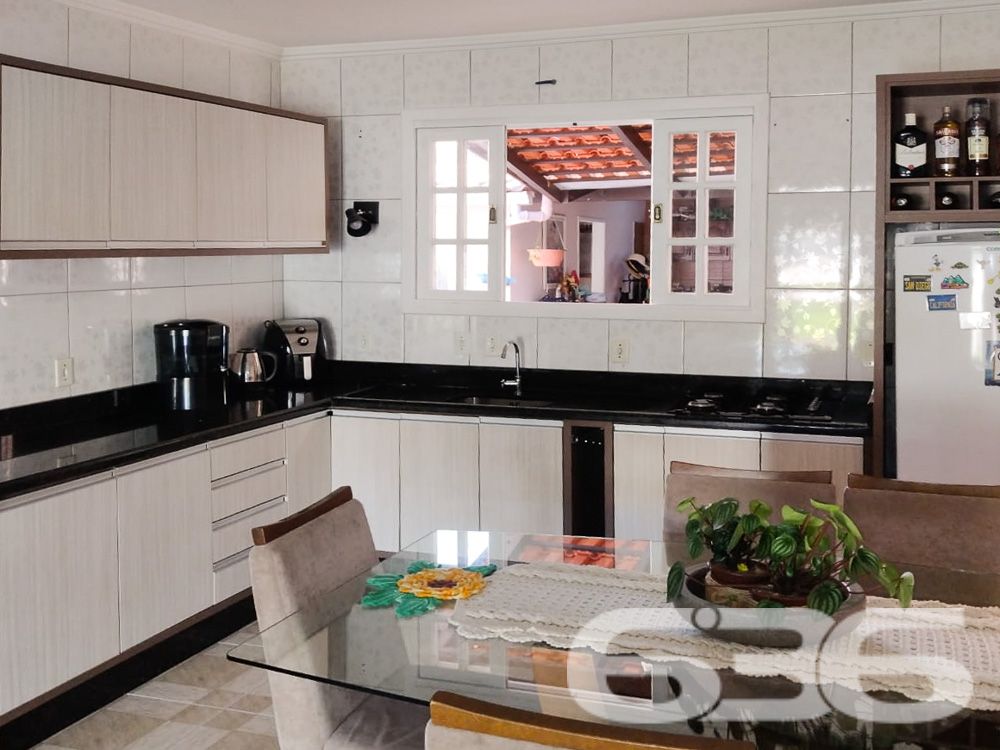 CASA À VENDA COM SUÍTE + 2 DORMITÓRIOS EM UBATUBA, SÃO FRANCISCO DO SUL - ESTUDA PERMUTA
Descubra o refúgio perfeito para sua família nesta magnífica casa térrea em Ubatuba, São Francisco do Sul. Com uma área construída de 203m² em um terreno de 364,50m², este imóvel destaca-se por sua ampla área de festas com churrasqueira, ideal para momentos memoráveis ao lado de quem você ama.
Cada detalhe foi pensado para oferecer conforto e praticidade: 3 vagas cobertas de garagem, 2 dormitórios, suíte, banheiro social, sala de estar e jantar integradas, cozinha com copa conjugada, área de serviço e um convidativo espaço gourmet. O portão eletrônico e o imóvel totalmente murado garantem privacidade e segurança.
Localizada no bairro Ubatuba, esta casa está próxima a escolas, hospitais, shopping centers e serviços essenciais, sem mencionar o fácil acesso às principais vias e a proximidade com as belíssimas praias da região, prometendo uma vida tranquila e repleta de lazer.
Com mais de 30 anos de experiência, a 636 Negócios Imobiliários é especialista em transformar sonhos em realidade. Para saber mais sobre esta oportunidade única, entre em contato pelo telefone (47) 3451-0636 ou WhatsApp (47) 99190-0636.
Este e outros milhares de imóveis no site: i636.com.br