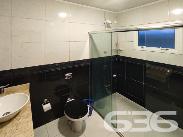 

LOCALIZAÇÃO PRIVILEGIADA E CONECTIVIDADE:
Situado a apenas 500 metros da praia, no bairro Ubatuba, este imóvel garante acesso fácil às principais vias, transporte público e serviços essenciais, além de conexão com a internet, atendendo às necessidades de modernidade e praticidade.

OPORTUNIDADE ÚNICA COM FLEXIBILIDADE DE NEGOCIAÇÃO:
O proprietário está aberto a analisar imóvel de menor valor e veículo como parte do pagamento, oferecendo uma excelente oportunidade para quem deseja investir ou morar próximo ao mar.

A 636 NEGÓCIOS IMOBILIÁRIOS ESTÁ AQUI PARA REALIZAR SEU SONHO:
Com mais de 30 anos de experiência, a 636 Negócios Imobiliários é sua parceira ideal para encontrar a casa dos seus sonhos. Entre em contato e descubra como podemos ajudá-lo a fazer deste sobrado seu novo lar.

Telefone: (47) 3451-0636
WhatsApp: (47) 99190-0636
Este e outros milhares de imóveis no site: i636.com.br