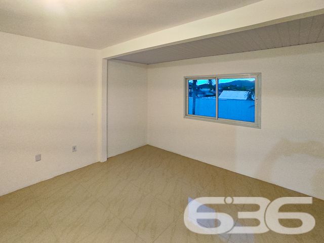 

LOCALIZAÇÃO PRIVILEGIADA E CONECTIVIDADE:
Situado a apenas 500 metros da praia, no bairro Ubatuba, este imóvel garante acesso fácil às principais vias, transporte público e serviços essenciais, além de conexão com a internet, atendendo às necessidades de modernidade e praticidade.

OPORTUNIDADE ÚNICA COM FLEXIBILIDADE DE NEGOCIAÇÃO:
O proprietário está aberto a analisar imóvel de menor valor e veículo como parte do pagamento, oferecendo uma excelente oportunidade para quem deseja investir ou morar próximo ao mar.

A 636 NEGÓCIOS IMOBILIÁRIOS ESTÁ AQUI PARA REALIZAR SEU SONHO:
Com mais de 30 anos de experiência, a 636 Negócios Imobiliários é sua parceira ideal para encontrar a casa dos seus sonhos. Entre em contato e descubra como podemos ajudá-lo a fazer deste sobrado seu novo lar.

Telefone: (47) 3451-0636
WhatsApp: (47) 99190-0636
Este e outros milhares de imóveis no site: i636.com.br