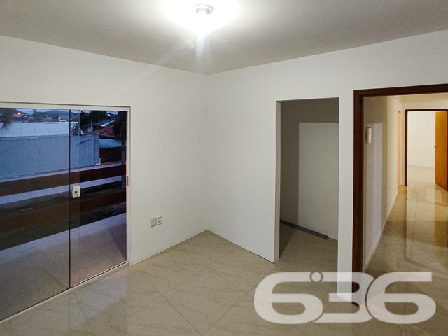 

LOCALIZAÇÃO PRIVILEGIADA E CONECTIVIDADE:
Situado a apenas 500 metros da praia, no bairro Ubatuba, este imóvel garante acesso fácil às principais vias, transporte público e serviços essenciais, além de conexão com a internet, atendendo às necessidades de modernidade e praticidade.

OPORTUNIDADE ÚNICA COM FLEXIBILIDADE DE NEGOCIAÇÃO:
O proprietário está aberto a analisar imóvel de menor valor e veículo como parte do pagamento, oferecendo uma excelente oportunidade para quem deseja investir ou morar próximo ao mar.

A 636 NEGÓCIOS IMOBILIÁRIOS ESTÁ AQUI PARA REALIZAR SEU SONHO:
Com mais de 30 anos de experiência, a 636 Negócios Imobiliários é sua parceira ideal para encontrar a casa dos seus sonhos. Entre em contato e descubra como podemos ajudá-lo a fazer deste sobrado seu novo lar.

Telefone: (47) 3451-0636
WhatsApp: (47) 99190-0636
Este e outros milhares de imóveis no site: i636.com.br