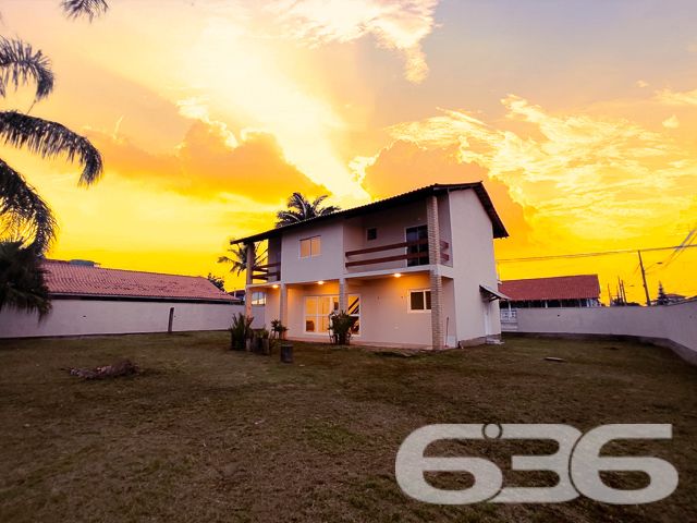 

LOCALIZAÇÃO PRIVILEGIADA E CONECTIVIDADE:
Situado a apenas 500 metros da praia, no bairro Ubatuba, este imóvel garante acesso fácil às principais vias, transporte público e serviços essenciais, além de conexão com a internet, atendendo às necessidades de modernidade e praticidade.

OPORTUNIDADE ÚNICA COM FLEXIBILIDADE DE NEGOCIAÇÃO:
O proprietário está aberto a analisar imóvel de menor valor e veículo como parte do pagamento, oferecendo uma excelente oportunidade para quem deseja investir ou morar próximo ao mar.

A 636 NEGÓCIOS IMOBILIÁRIOS ESTÁ AQUI PARA REALIZAR SEU SONHO:
Com mais de 30 anos de experiência, a 636 Negócios Imobiliários é sua parceira ideal para encontrar a casa dos seus sonhos. Entre em contato e descubra como podemos ajudá-lo a fazer deste sobrado seu novo lar.

Telefone: (47) 3451-0636
WhatsApp: (47) 99190-0636
Este e outros milhares de imóveis no site: i636.com.br