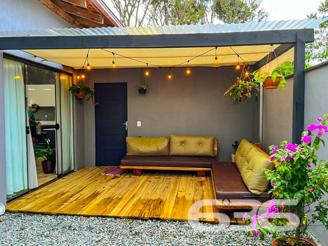 Descubra o equilíbrio perfeito entre conforto, lazer e sofisticação nesta encantadora residência térrea à venda no bairro Ervino, em São Francisco do Sul/SC.
Esta casa foi pensada para proporcionar qualidade de vida em todos os detalhes. Em um terreno plano de 300m², a propriedade se destaca pela arquitetura moderna, ambientes integrados e excelente aproveitamento de espaços.
Com 150m² de área construída, a residência oferece uma planta funcional com 1 suíte e 1 dormitório adicional, sala de estar e jantar integradas, cozinha planejada com churrasqueira interna, copa, banheiro social e lavanderia.
Para quem valoriza momentos ao ar livre, o espaço externo é um convite ao bem-estar. A área de festas é charmosa, coberta e decorada com pergolado e cordão de luz, perfeita para receber amigos. A piscina privativa complementa o lazer, ideal para os dias de verão.
A localização no bairro Ervino garante tranquilidade e fácil acesso às belezas naturais da região, sendo uma excelente opção tanto para moradia quanto para veraneio. O imóvel está murado, conta com portão e duas vagas de garagem. Além disso, permite animais e está próximo a serviços essenciais.
Uma oportunidade rara de adquirir um imóvel pronto para morar, com estilo, funcionalidade e excelente custo-benefício. Agende agora mesmo sua visita com um dos corretores da 636 Negócios Imobiliários e encante-se com cada detalhe. Aqui, a sua nova história começa com qualidade, segurança e mais de 30 anos de tradição em realizar sonhos.
636 NEGÓCIOS IMOBILIÁRIOS: A SUA MELHOR ESCOLHA
Com mais de 30 anos de experiência, a 636 Negócios Imobiliários é sua parceira ideal para encontrar o imóvel perfeito. Estamos prontos para ajudá-lo a fazer deste imóvel o seu novo lar.
Telefone: (47) 3451-0636
WhatsApp: (47) 99190-0636
Não perca esta oportunidade única. Visite nosso site para mais informações: i636.com.br