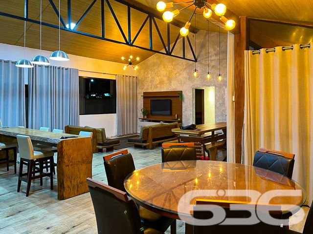Descubra o equilíbrio perfeito entre conforto, lazer e sofisticação nesta encantadora residência térrea à venda no bairro Ervino, em São Francisco do Sul/SC.
Esta casa foi pensada para proporcionar qualidade de vida em todos os detalhes. Em um terreno plano de 300m², a propriedade se destaca pela arquitetura moderna, ambientes integrados e excelente aproveitamento de espaços.
Com 150m² de área construída, a residência oferece uma planta funcional com 1 suíte e 1 dormitório adicional, sala de estar e jantar integradas, cozinha planejada com churrasqueira interna, copa, banheiro social e lavanderia.
Para quem valoriza momentos ao ar livre, o espaço externo é um convite ao bem-estar. A área de festas é charmosa, coberta e decorada com pergolado e cordão de luz, perfeita para receber amigos. A piscina privativa complementa o lazer, ideal para os dias de verão.
A localização no bairro Ervino garante tranquilidade e fácil acesso às belezas naturais da região, sendo uma excelente opção tanto para moradia quanto para veraneio. O imóvel está murado, conta com portão e duas vagas de garagem. Além disso, permite animais e está próximo a serviços essenciais.
Uma oportunidade rara de adquirir um imóvel pronto para morar, com estilo, funcionalidade e excelente custo-benefício. Agende agora mesmo sua visita com um dos corretores da 636 Negócios Imobiliários e encante-se com cada detalhe. Aqui, a sua nova história começa com qualidade, segurança e mais de 30 anos de tradição em realizar sonhos.
636 NEGÓCIOS IMOBILIÁRIOS: A SUA MELHOR ESCOLHA
Com mais de 30 anos de experiência, a 636 Negócios Imobiliários é sua parceira ideal para encontrar o imóvel perfeito. Estamos prontos para ajudá-lo a fazer deste imóvel o seu novo lar.
Telefone: (47) 3451-0636
WhatsApp: (47) 99190-0636
Não perca esta oportunidade única. Visite nosso site para mais informações: i636.com.br