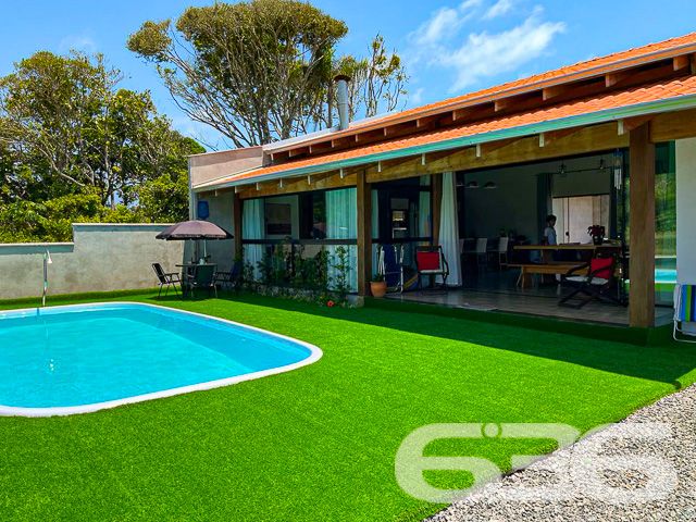 Descubra o equilíbrio perfeito entre conforto, lazer e sofisticação nesta encantadora residência térrea à venda no bairro Ervino, em São Francisco do Sul/SC.
Esta casa foi pensada para proporcionar qualidade de vida em todos os detalhes. Em um terreno plano de 300m², a propriedade se destaca pela arquitetura moderna, ambientes integrados e excelente aproveitamento de espaços.
Com 150m² de área construída, a residência oferece uma planta funcional com 1 suíte e 1 dormitório adicional, sala de estar e jantar integradas, cozinha planejada com churrasqueira interna, copa, banheiro social e lavanderia.
Para quem valoriza momentos ao ar livre, o espaço externo é um convite ao bem-estar. A área de festas é charmosa, coberta e decorada com pergolado e cordão de luz, perfeita para receber amigos. A piscina privativa complementa o lazer, ideal para os dias de verão.
A localização no bairro Ervino garante tranquilidade e fácil acesso às belezas naturais da região, sendo uma excelente opção tanto para moradia quanto para veraneio. O imóvel está murado, conta com portão e duas vagas de garagem. Além disso, permite animais e está próximo a serviços essenciais.
Uma oportunidade rara de adquirir um imóvel pronto para morar, com estilo, funcionalidade e excelente custo-benefício. Agende agora mesmo sua visita com um dos corretores da 636 Negócios Imobiliários e encante-se com cada detalhe. Aqui, a sua nova história começa com qualidade, segurança e mais de 30 anos de tradição em realizar sonhos.
636 NEGÓCIOS IMOBILIÁRIOS: A SUA MELHOR ESCOLHA
Com mais de 30 anos de experiência, a 636 Negócios Imobiliários é sua parceira ideal para encontrar o imóvel perfeito. Estamos prontos para ajudá-lo a fazer deste imóvel o seu novo lar.
Telefone: (47) 3451-0636
WhatsApp: (47) 99190-0636
Não perca esta oportunidade única. Visite nosso site para mais informações: i636.com.br