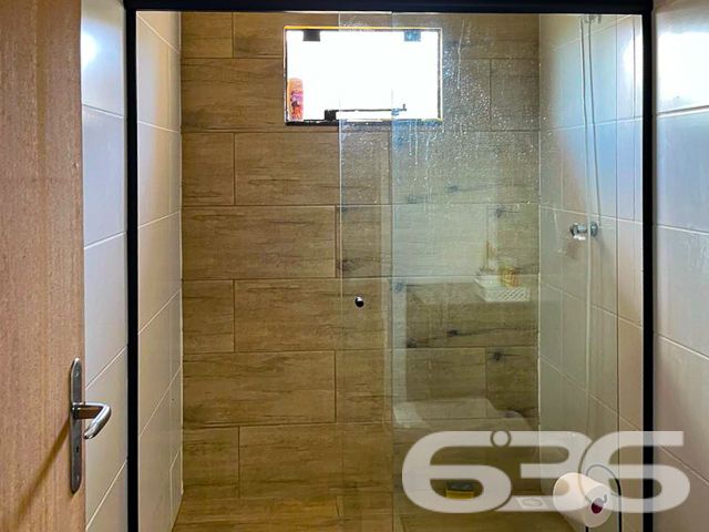 Descubra o equilíbrio perfeito entre conforto, lazer e sofisticação nesta encantadora residência térrea à venda no bairro Ervino, em São Francisco do Sul/SC.
Esta casa foi pensada para proporcionar qualidade de vida em todos os detalhes. Em um terreno plano de 300m², a propriedade se destaca pela arquitetura moderna, ambientes integrados e excelente aproveitamento de espaços.
Com 150m² de área construída, a residência oferece uma planta funcional com 1 suíte e 1 dormitório adicional, sala de estar e jantar integradas, cozinha planejada com churrasqueira interna, copa, banheiro social e lavanderia.
Para quem valoriza momentos ao ar livre, o espaço externo é um convite ao bem-estar. A área de festas é charmosa, coberta e decorada com pergolado e cordão de luz, perfeita para receber amigos. A piscina privativa complementa o lazer, ideal para os dias de verão.
A localização no bairro Ervino garante tranquilidade e fácil acesso às belezas naturais da região, sendo uma excelente opção tanto para moradia quanto para veraneio. O imóvel está murado, conta com portão e duas vagas de garagem. Além disso, permite animais e está próximo a serviços essenciais.
Uma oportunidade rara de adquirir um imóvel pronto para morar, com estilo, funcionalidade e excelente custo-benefício. Agende agora mesmo sua visita com um dos corretores da 636 Negócios Imobiliários e encante-se com cada detalhe. Aqui, a sua nova história começa com qualidade, segurança e mais de 30 anos de tradição em realizar sonhos.
636 NEGÓCIOS IMOBILIÁRIOS: A SUA MELHOR ESCOLHA
Com mais de 30 anos de experiência, a 636 Negócios Imobiliários é sua parceira ideal para encontrar o imóvel perfeito. Estamos prontos para ajudá-lo a fazer deste imóvel o seu novo lar.
Telefone: (47) 3451-0636
WhatsApp: (47) 99190-0636
Não perca esta oportunidade única. Visite nosso site para mais informações: i636.com.br